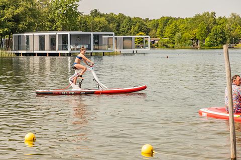 Vakantiehuis boven het water op een leuk park - 2