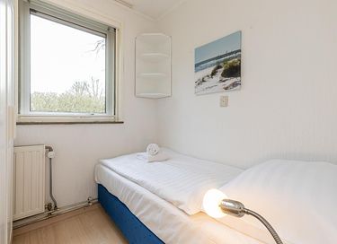 Vacation home near a large lake in Zeeland - 13