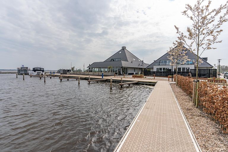 Uniek overnachten aan het water in Friesland - 1