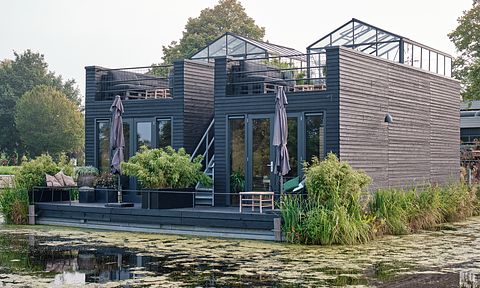 Enjoy an overnight stay on the water - 2
