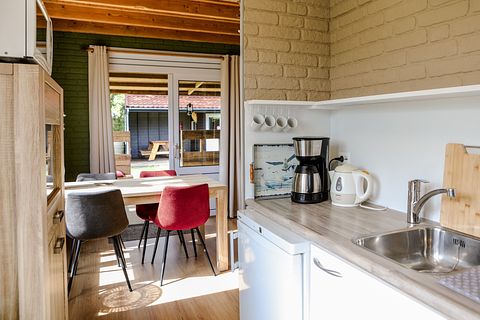 Attractive cottage for 4 right by the water - 4
