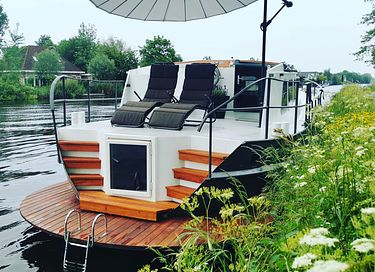 Bateau-sauna privé avec un beau design - 1