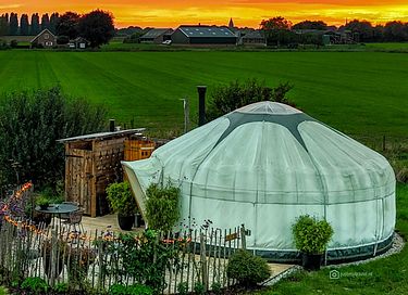 Luxe yurt met houtkachel en privé sanitair - 33