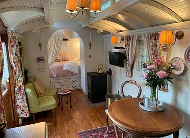 Romantic wagon with luxury private spa - 9