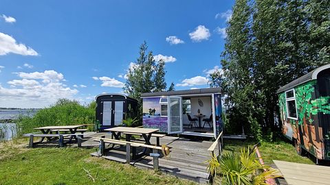 Une roulotte au bord de la plage - 2