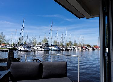 Houseboat op het water met mooi uitzicht  - 18