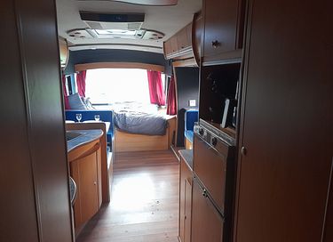 Sleeping in a vintage camper with hot tub - 10
