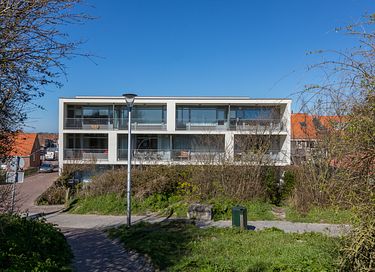 Apartment with balcony right by the sea