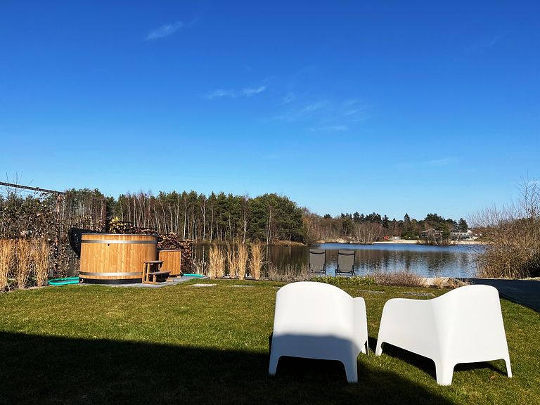 Wellness house with private beach on large lake - 1