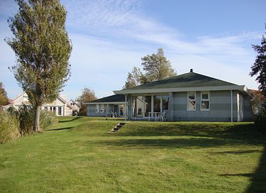 Detached waterfront bungalow - 28
