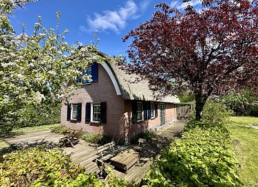 Thatched holiday home for 6 people