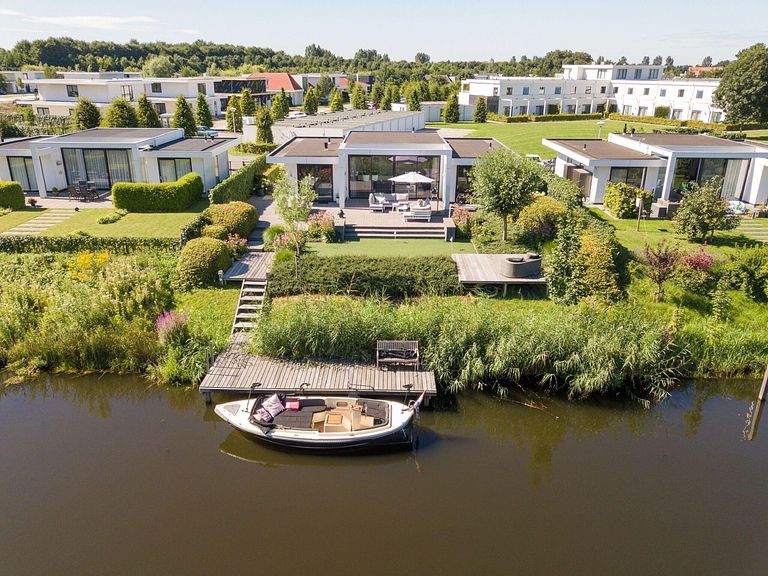 Luxury waterfront villa with garden - 1