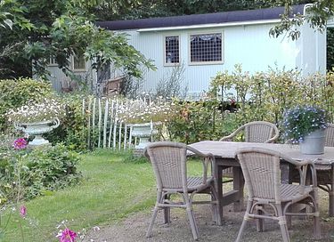 Romantic circus wagon in green surroundings - 14