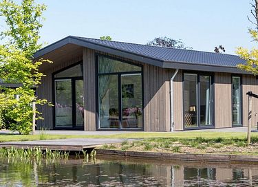Logement de vacances au bord de l'eau dans un parc de vacances