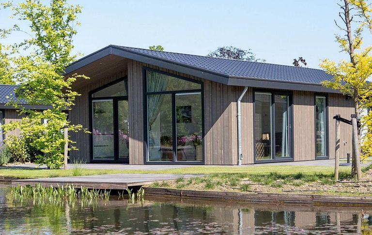 Logement de vacances au bord de l'eau dans un parc de vacances - 1