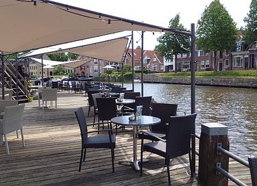 Hotel aan de gracht in historisch Dokkum - 3