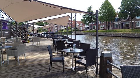 Hotel aan de gracht in historisch Dokkum - 3