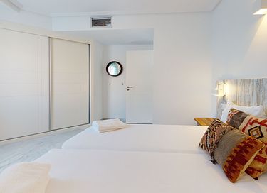 Luxury apartment with hot tub by the sea - 8