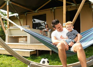 Grote glamping tent op gezellige camping - 1