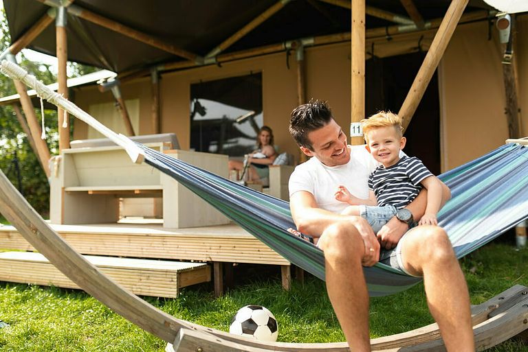 Grote glamping tent op gezellige camping - 1
