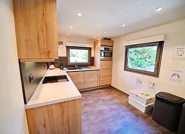 Chalet en bois au milieu de la forêt - 9