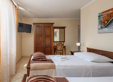 Large villa with private pool and spacious garden - 22