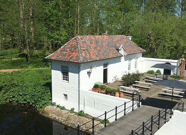 Uniek slapen op binnenplaats van een kasteel