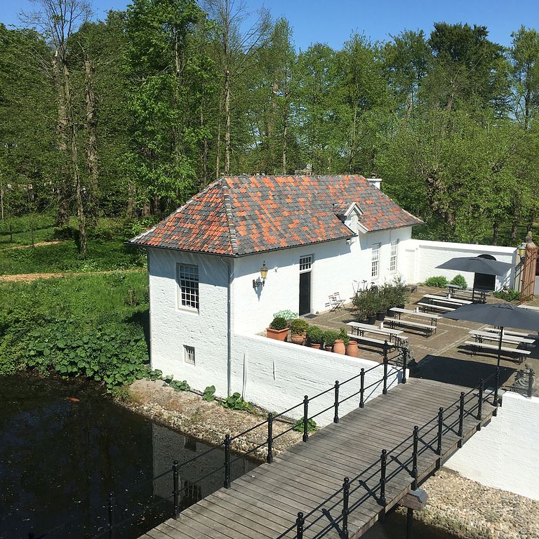 Uniek slapen op binnenplaats van een kasteel - 1