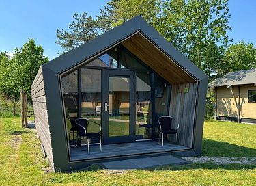 Durable cabin for 2 people with hot tub