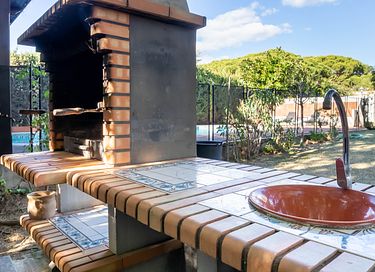 Large holiday home with private pool and garden - 12