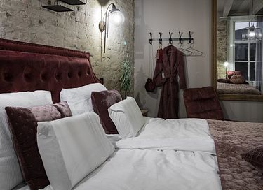 Designer room in historic B&B - 3