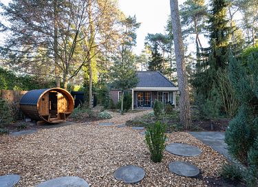 Lodge avec wellness privé sous les arbres