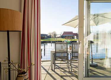 6-person house on a lake in Friesland - 3