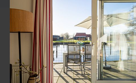 6-person house on a lake in Friesland - 3
