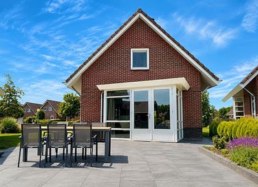Comfortable vacation home by the water - 2