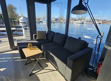 Houseboat op het water met mooi uitzicht  - 3