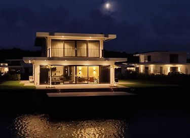 Einzigartige Villa am Wasser für 8 Personen