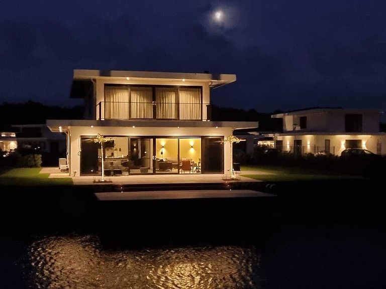 Unique 8-person villa on the waterfront - 1