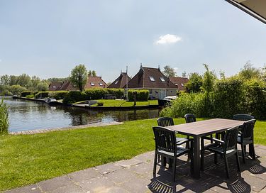 House (6p) overlooking the Frisian waters