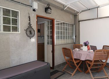 Groot vakantiehuis met uitzicht op een meer - 10