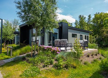Ruim chalet met terras aan een meer