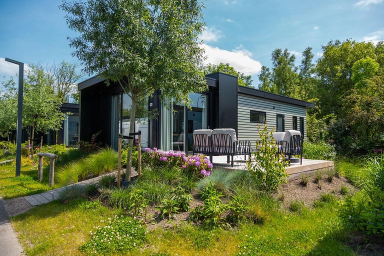 Geräumiges Chalet mit Terrasse an einem See - 1