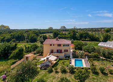 Large villa with private pool and spacious garden - 14