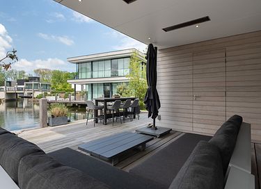 Villa aan het water aan het Veerse meer