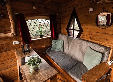 L'arbre a cabane avec un balcon dans un environnement naturel - 8