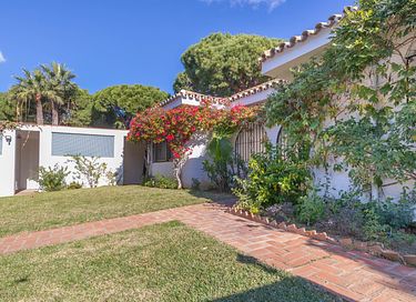 Large holiday home with private pool and garden - 31