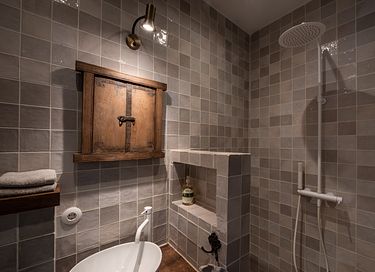 Beautifully renovated farmhouse with many luxuries - 36
