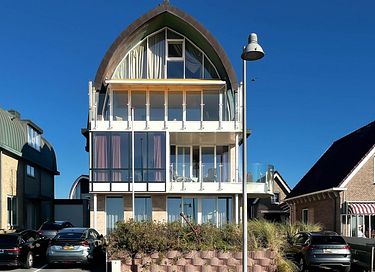 Stylish apartment with sea view