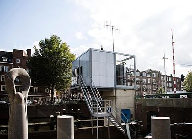 Slapen in een uniek brughuis in Amsterdam