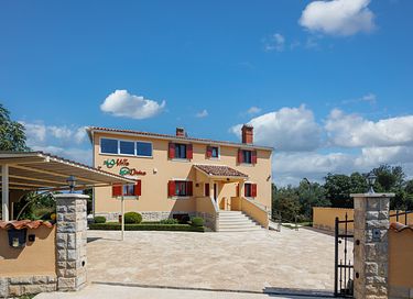 Large villa with private pool and spacious garden - 25